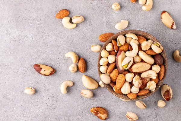 Sağlıklı karışık fındık. Badem, fındık, fındık, fıstık, fıstık, fıstık, Brezilya fıstığı.