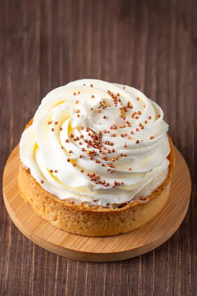 Krem şantili limonlu turtalar, beyaz arka planda çikolata parçaları.