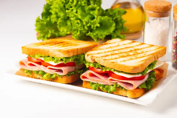 Jambonlu sandviç, peynirli, domatesli ve marullu.
