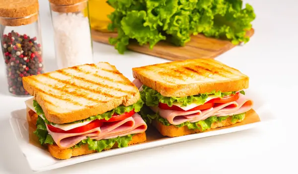 Jambonlu sandviç, peynirli, domatesli ve marullu.