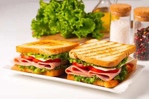 Jambonlu sandviç, peynirli, domatesli ve marullu.