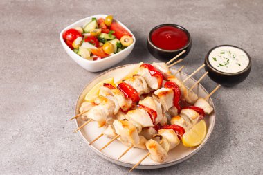 Izgara tavuk şişi. Limonlu ve salatalı Satay. Soslu kebap.. 