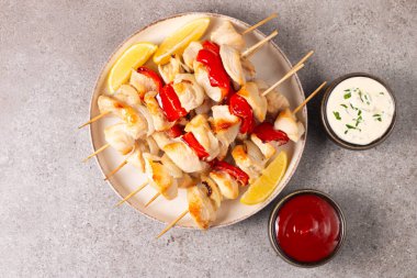 Izgara tavuk şişi. Limonlu ve salatalı Satay. Soslu kebap.. 