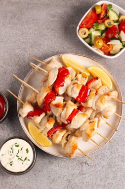 Izgara tavuk şişi. Limonlu ve salatalı Satay. Soslu kebap.. 