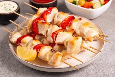 Izgara tavuk şişi. Limonlu ve salatalı Satay. Soslu kebap.. 