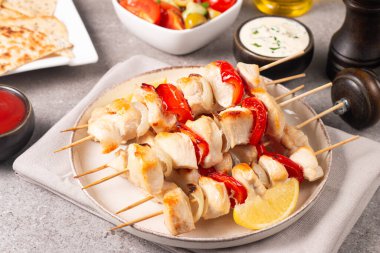Izgara tavuk şişi. Limonlu ve salatalı Satay. Soslu kebap.. 