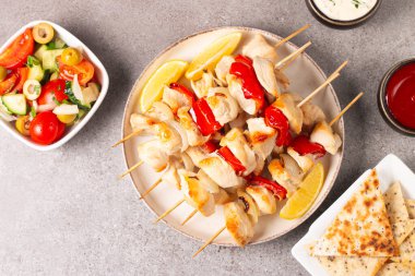 Izgara tavuk şişi. Limonlu ve salatalı Satay. Soslu kebap.. 