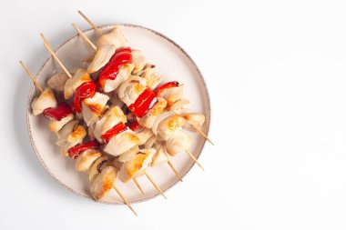 Izgara tavuk şişi. Limonlu ve salatalı Satay. Soslu kebap.. 