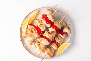 Izgara tavuk şişi. Limonlu ve salatalı Satay. Soslu kebap.. 