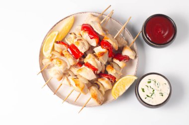 Izgara tavuk şişi. Limonlu ve salatalı Satay. Soslu kebap.. 