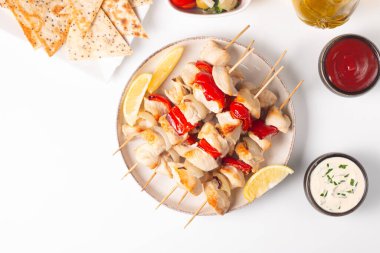 Izgara tavuk şişi. Limonlu ve salatalı Satay. Soslu kebap.. 