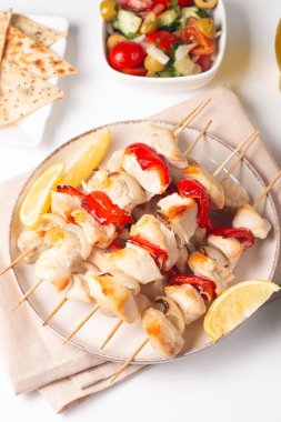 Izgara tavuk şişi. Limonlu ve salatalı Satay. Soslu kebap.. 