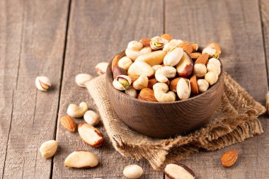 Sağlıklı karışık fındık. Badem, fındık, fındık, fıstık, fıstık, fıstık, Brezilya fıstığı.