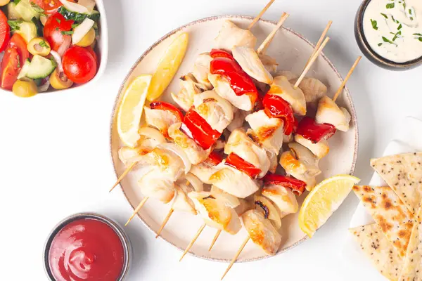 Izgara tavuk şişi. Limonlu ve salatalı Satay. Soslu kebap.. 