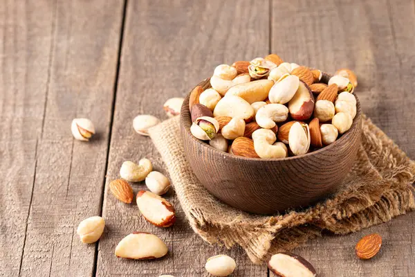 Sağlıklı karışık fındık. Badem, fındık, fındık, fıstık, fıstık, fıstık, Brezilya fıstığı.