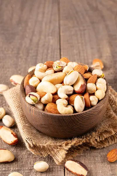 Sağlıklı karışık fındık. Badem, fındık, fındık, fıstık, fıstık, fıstık, Brezilya fıstığı.