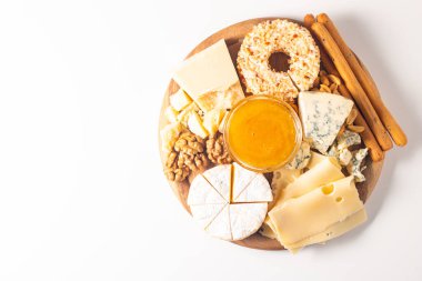 Çeşitli peynirler ve zeytinlerle ahşap şarküteri tahtası. Krem peynir. Camembert peyniri. Parmesan, feta, mavi peynir. İtalyan, Fransız peyniri