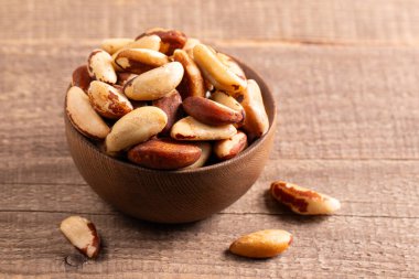 Brezilya cevizleri ahşap bir kasede. Sağlıklı yağ kavramı. 