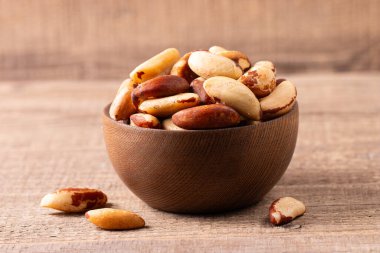 Brezilya cevizleri ahşap bir kasede. Sağlıklı yağ kavramı. 