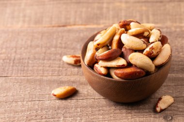 Brezilya cevizleri ahşap bir kasede. Sağlıklı yağ kavramı. 