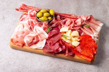 Şarküteri tahtası. Salamlı, jambonlu ve jambonlu et ve peynir tabağı aperatifleri.