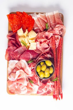 Şarküteri tahtası. Salamlı, jambonlu ve jambonlu et ve peynir tabağı aperatifleri.