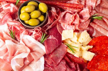 Şarküteri tahtası. Salamlı, jambonlu ve jambonlu et ve peynir tabağı aperatifleri.