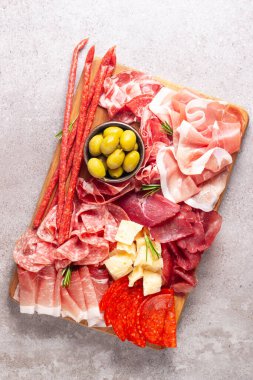 Şarküteri tahtası. Salamlı, jambonlu ve jambonlu et ve peynir tabağı aperatifleri.