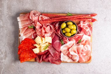 Şarküteri tahtası. Salamlı, jambonlu ve jambonlu et ve peynir tabağı aperatifleri.