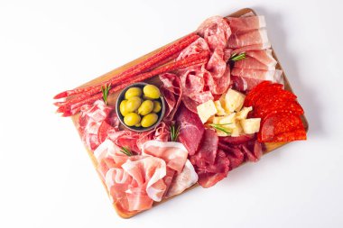 Şarküteri tahtası. Salamlı, jambonlu ve jambonlu et ve peynir tabağı aperatifleri.