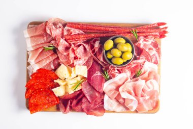 Şarküteri tahtası. Salamlı, jambonlu ve jambonlu et ve peynir tabağı aperatifleri.