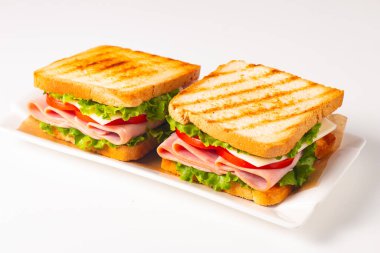 Jambonlu sandviç, peynirli, domatesli ve marullu.