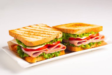 Jambonlu sandviç, peynirli, domatesli ve marullu.