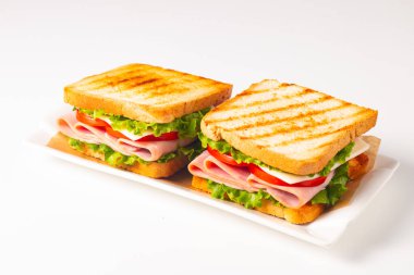 Jambonlu sandviç, peynirli, domatesli ve marullu.