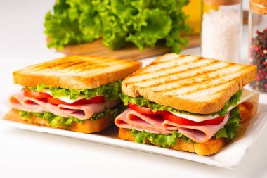 Jambonlu sandviç, peynirli, domatesli ve marullu.