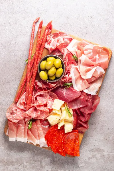 Şarküteri tahtası. Salamlı, jambonlu ve jambonlu et ve peynir tabağı aperatifleri.