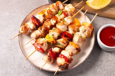 Izgara tavuk şişi. Limonlu ve salatalı Satay. Soslu kebap.. 