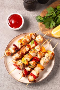 Izgara tavuk şişi. Limonlu ve salatalı Satay. Soslu kebap.. 