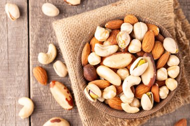 Sağlıklı karışık fındık. Badem, fındık, fındık, fıstık, fıstık, fıstık, Brezilya fıstığı.