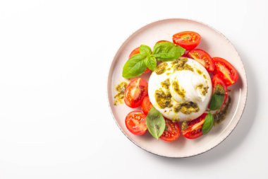 Çeri domatesli Burrata peynirli Caprese salatası, zeytin yağı, pesto ve baharat. Taze gıda konsepti. 