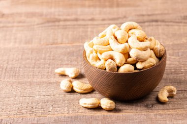 Ahşap bir kasede organik kavrulmuş kaju fıstığı. Üst görünüm. 