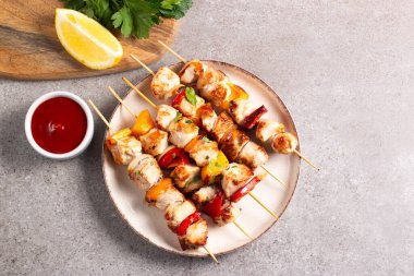 Izgara tavuk şişi. Limonlu ve salatalı Satay. Soslu kebap.. 