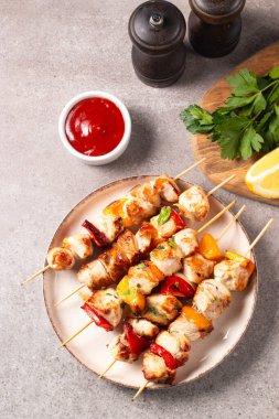 Izgara tavuk şişi. Limonlu ve salatalı Satay. Soslu kebap.. 