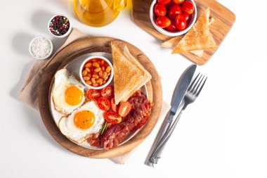 Yağda yumurta ve pastırmalı geleneksel İngiliz kahvaltısı.