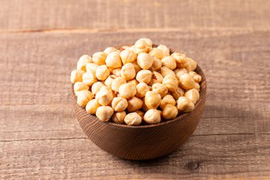 Tahta bir kasede organik fındık. Vejetaryen gıda konsepti. 