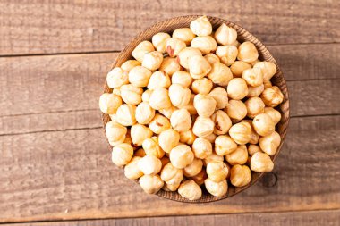 Tahta bir kasede organik fındık. Vejetaryen gıda konsepti. 