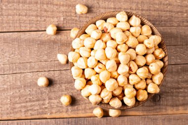 Tahta bir kasede organik fındık. Vejetaryen gıda konsepti. 