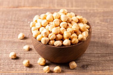 Tahta bir kasede organik fındık. Vejetaryen gıda konsepti. 