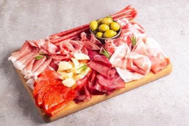 Şarküteri tahtası. Salamlı, jambonlu ve jambonlu et ve peynir tabağı aperatifleri.