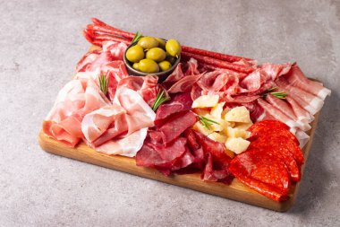 Şarküteri tahtası. Salamlı, jambonlu ve jambonlu et ve peynir tabağı aperatifleri.